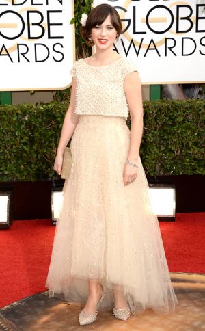 2014 Golden Globes - Red Carpet - Zooey Deschanel in Oscar De La Renta and Jennifer Behr